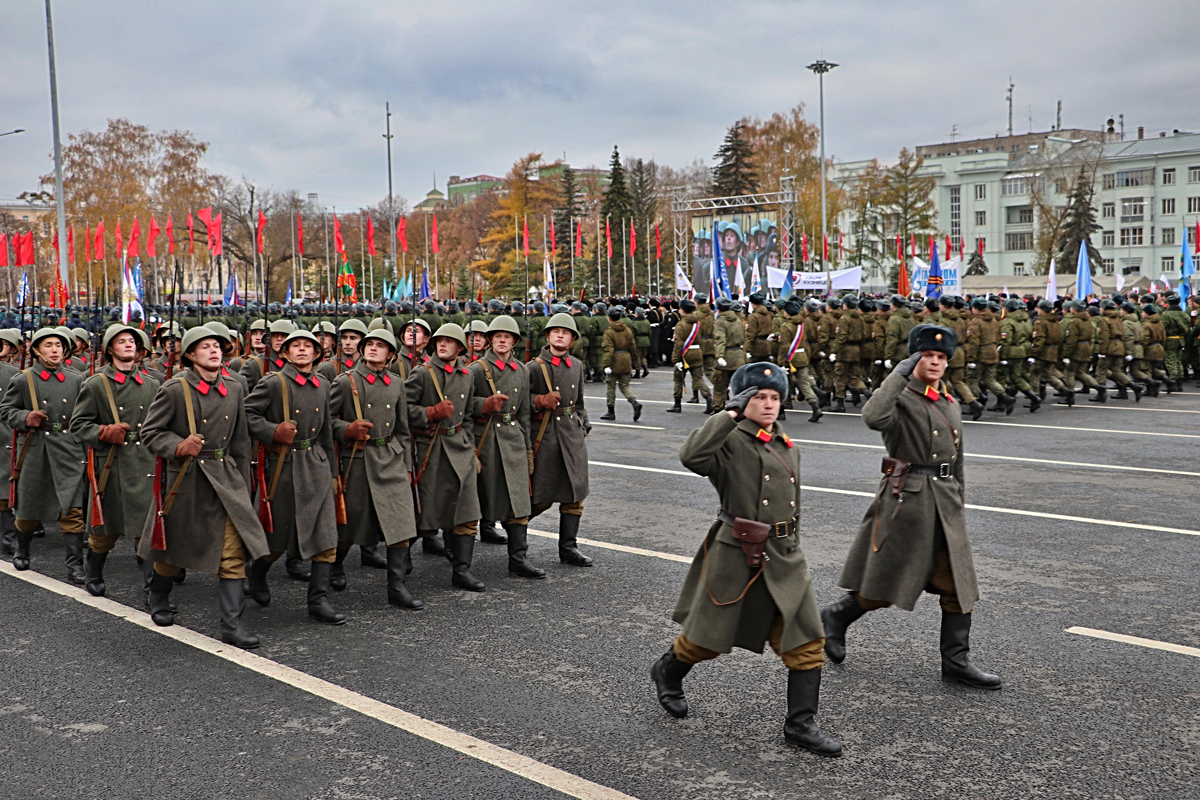 Парад памяти 7. Парад Куйбышев 1941. Парад 7 ноября в Самаре 1941. Куйбышев парад 7 ноября 1941 года. Парад 1941 года в Куйбышеве Самара.