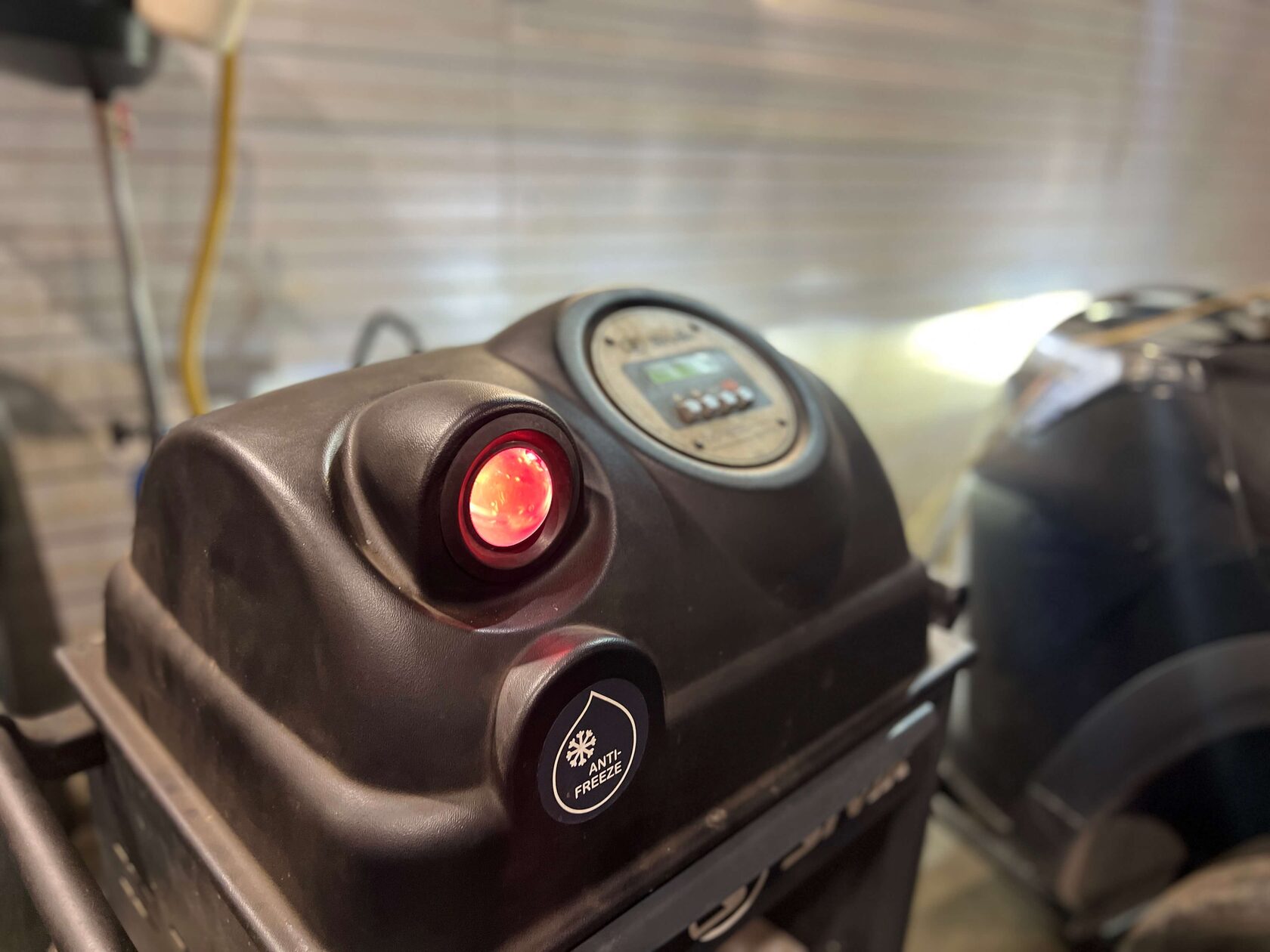 Процесс замены охлаждающей жидкости Москвич 3