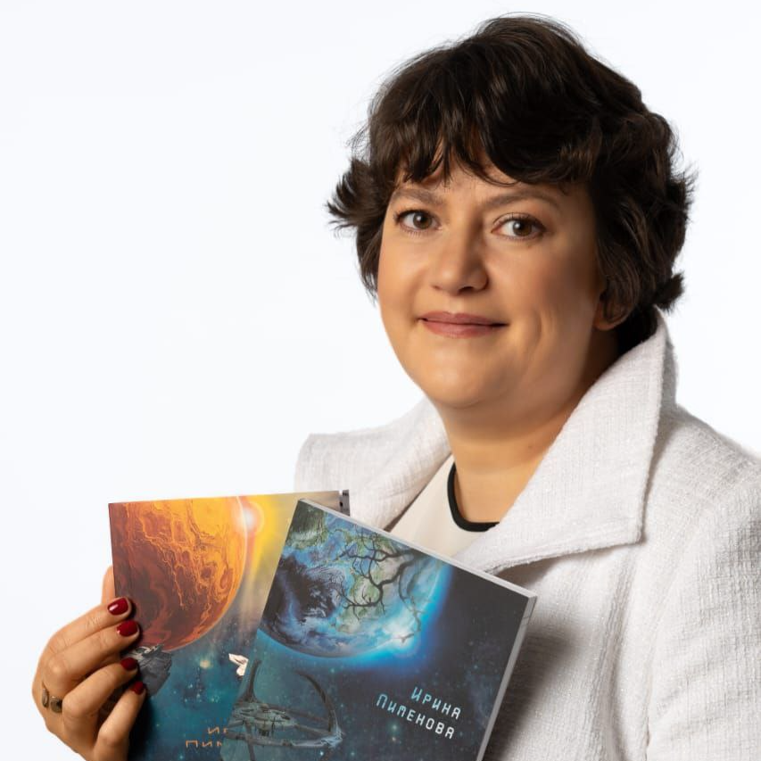 Ирина Пименова держит в руках свои книги