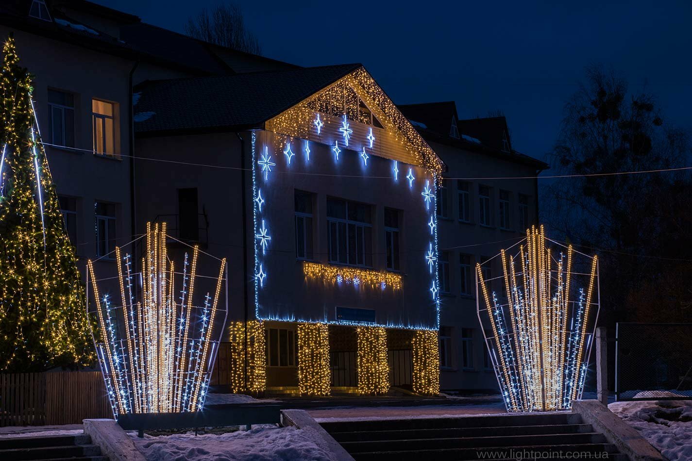 Новогоднее здание. Украшение фасада здания. Украшение фасада к новому году. Новогоднее украшение фасада здания. Украшение фасада гирляндами.