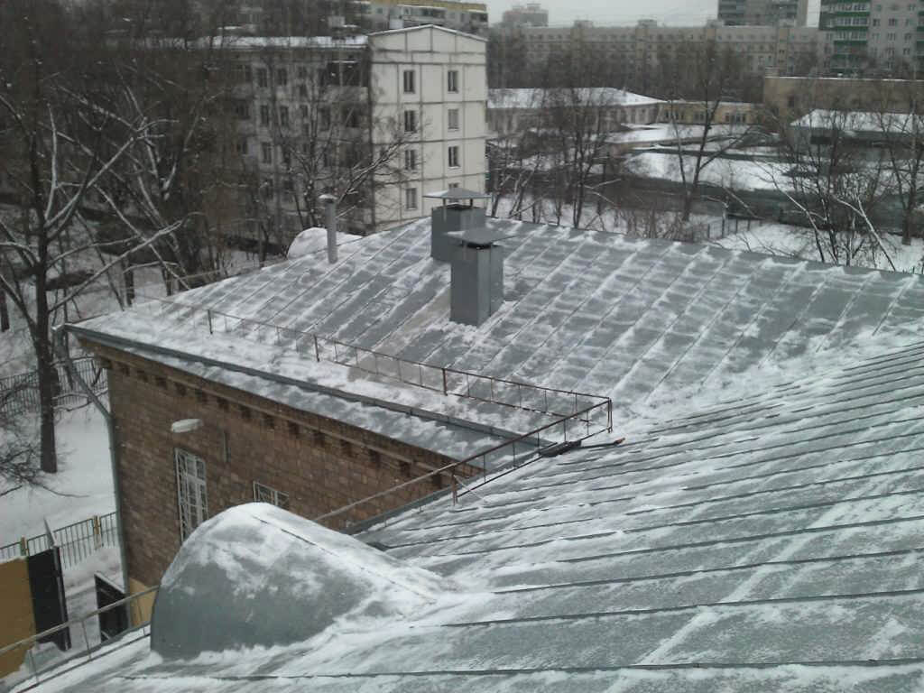 Первый снег на крыше. Крыша зимой. Снег на крыше. Крыша дома зимой. Заснеженные крыши домов.