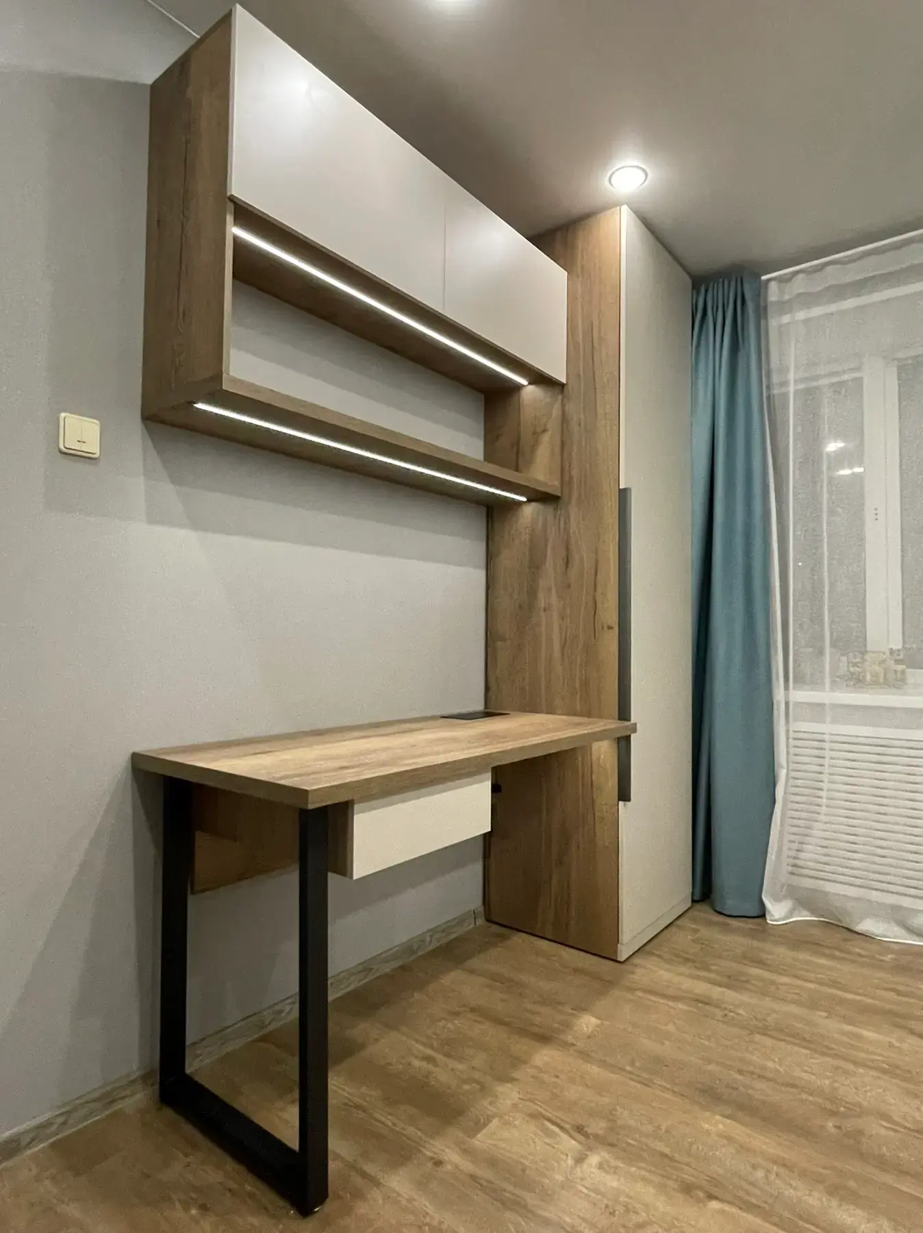 Уютное рабочее место с верхними шкафами на заказ в Сургуте