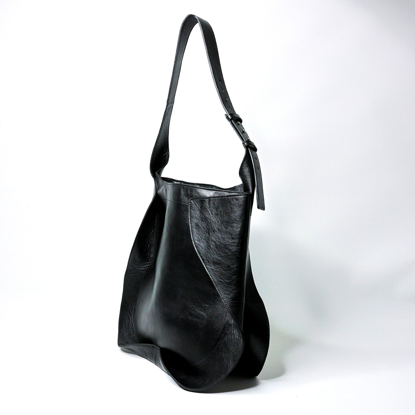 объемная дизайнерская сумка Wave тоут черного цвета из натуральной кожи премиум качества