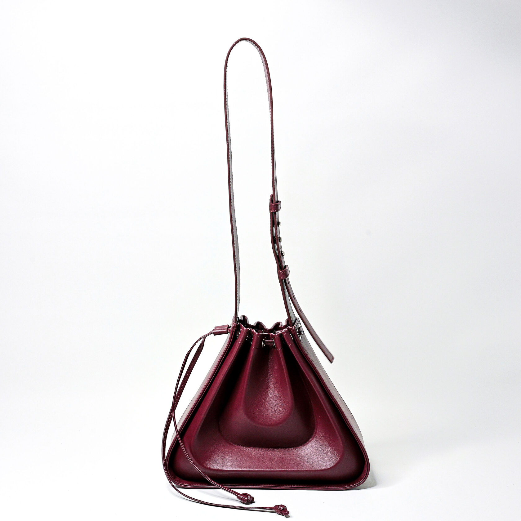 дизайнерская сумка Drift архитектурной формы бордового цвета из натуральной кожи премиум качества