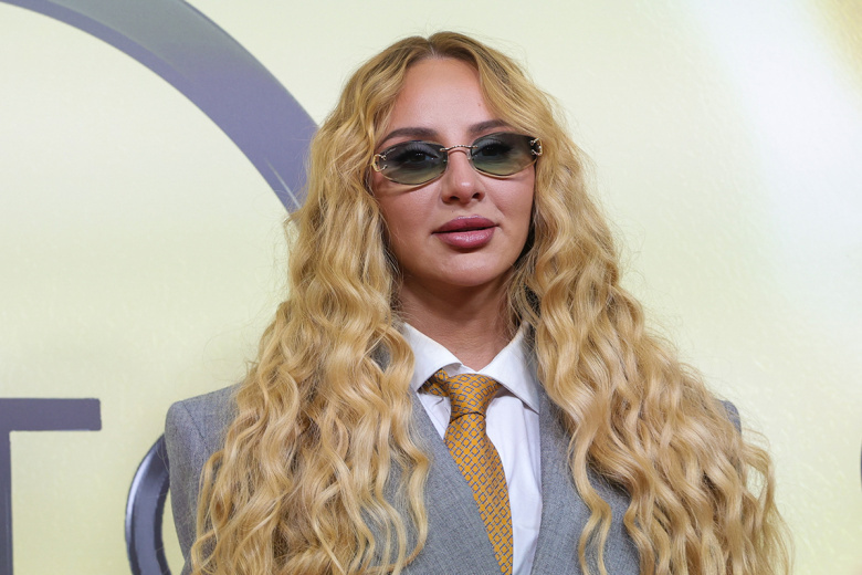 Анна Асти на сцене во время концерта