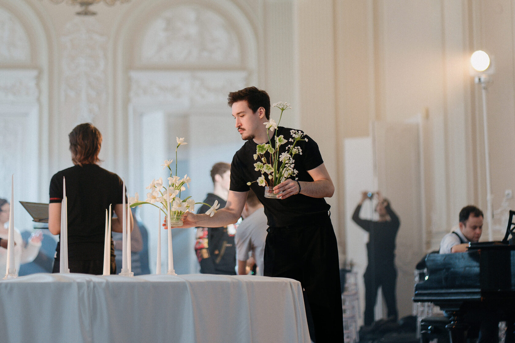 стол жениха и невесты с цветочной композицией