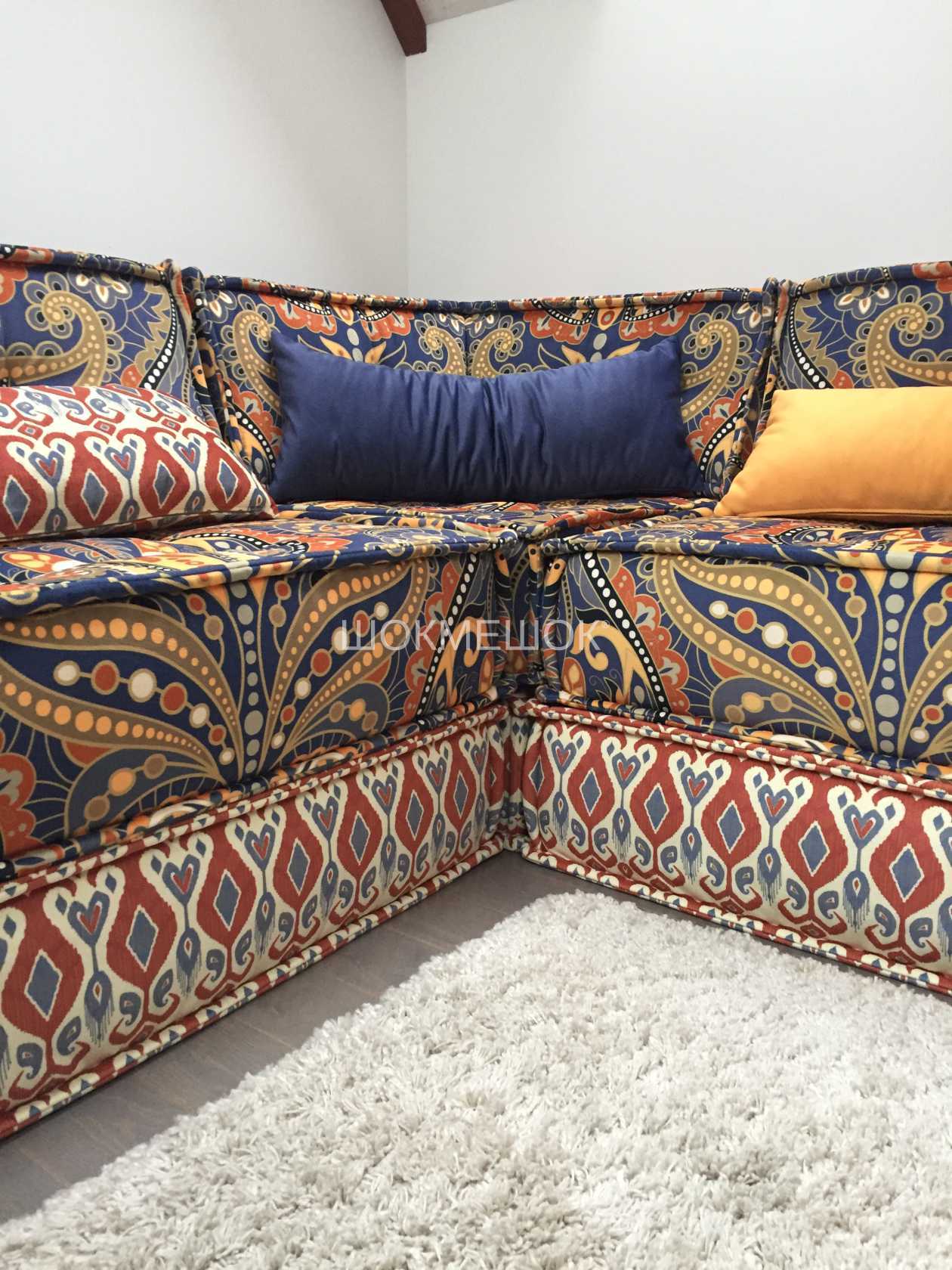 диван в восточном стиле с подушками