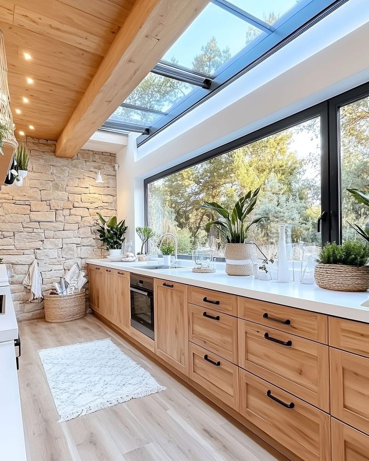 Кухня с мойкой у окна