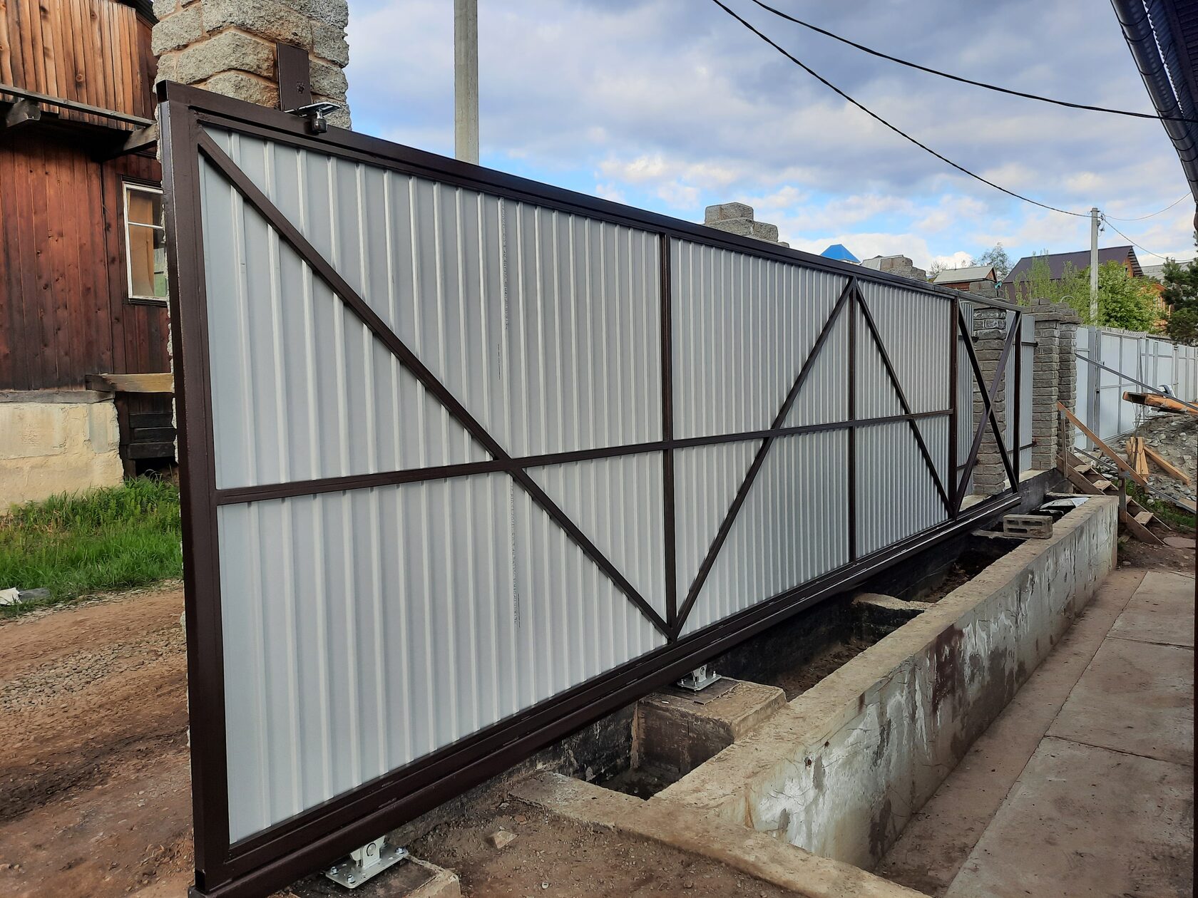 Откатные ворота из профлиста в Иркутске под ключ. Цены от производителя.