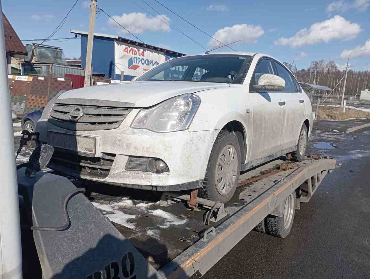 Эвакуация автомобиля Nissan Almera c проспекта Энгельса в Выборгском районе Санкт-Петербурга
