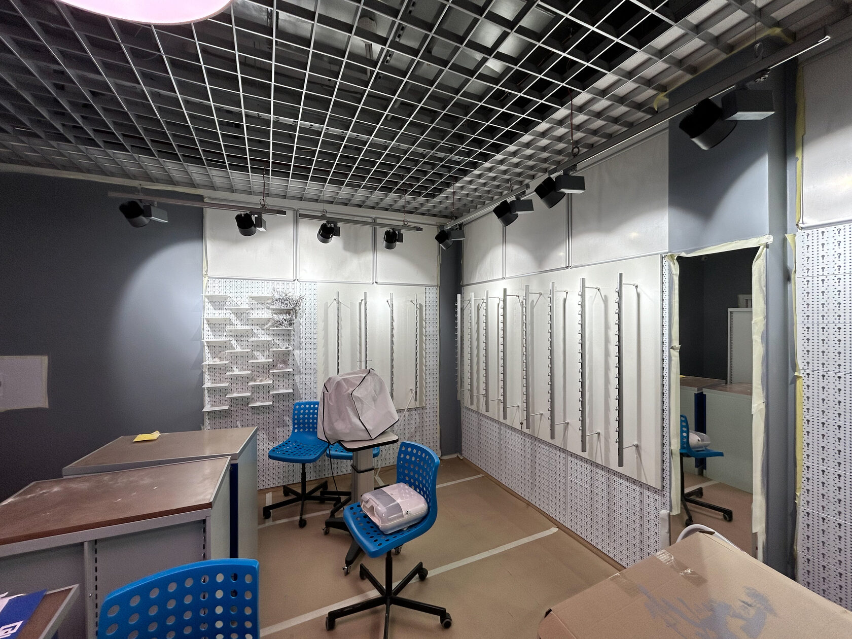 alt: Отделка офиса в Санкт-Петербурге, косметический ремонт стен и потолков title: Косметический ремонт коммерческих помещений под ключ