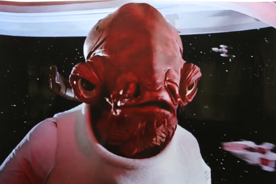 Сцена в космическом корабле: инопланетное существо в белой униформе с тревогой произносит фразу «It’s a trap!»