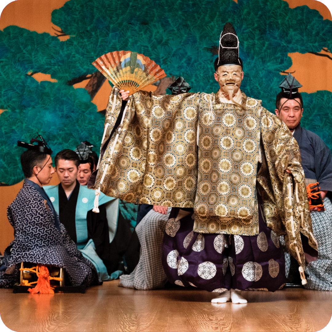 Японский театр ногаку. Театр НОО В Японии. Театр Кабуки в Японии 18 век. Японский театр ногаку маски. Японский традиционный театр