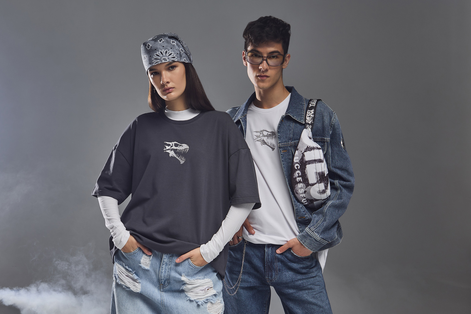 парная модельная фотосъемка на сером фоне 