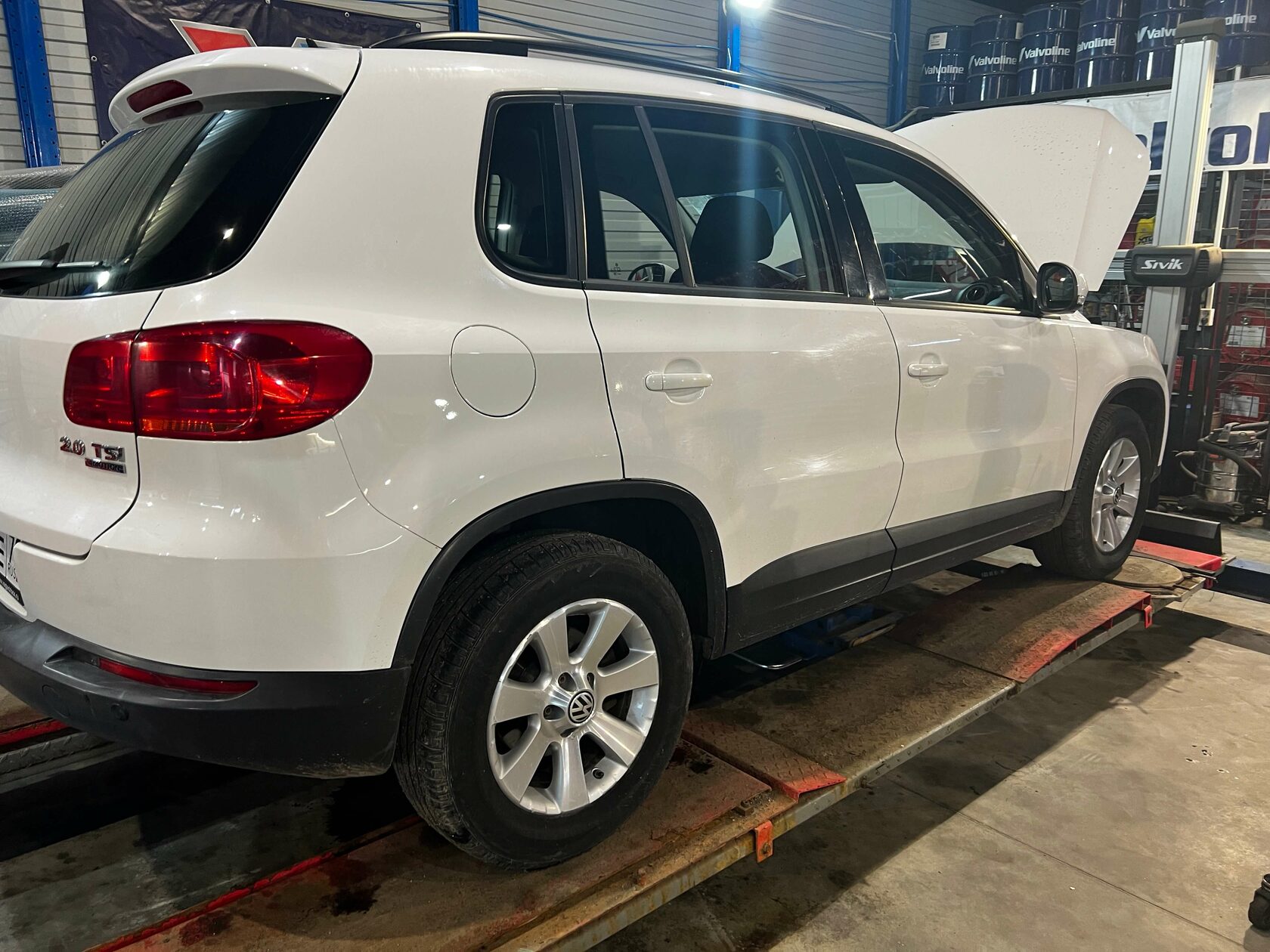 Замена масла в двигателе и редукторах Volkswagen Tiguan CAWA