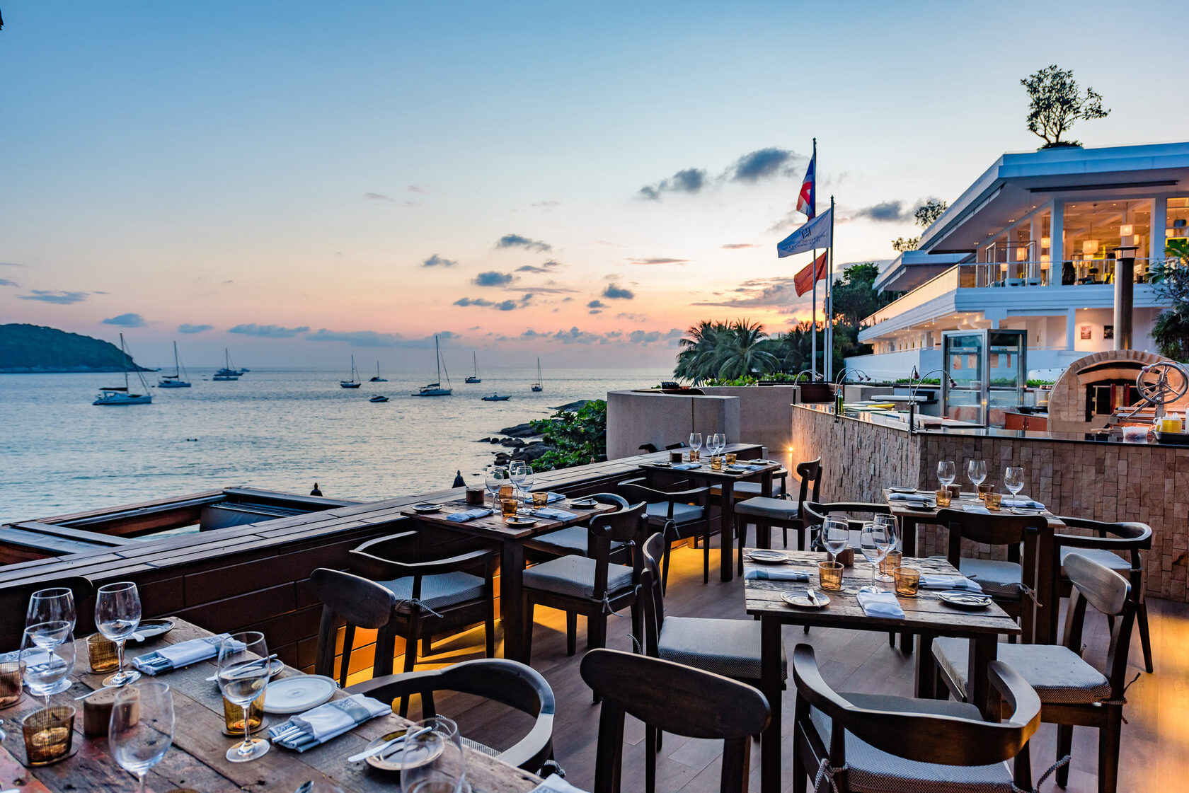 Пхукет — это место, где каждый уголок дышит волшебством. Но если вы хотите не просто увидеть красоту острова, а почувствовать её всеми фибрами души, то вам точно стоит посетить бары с потрясающим видом на море. В этой статье мы расскажем о пяти лучших зав