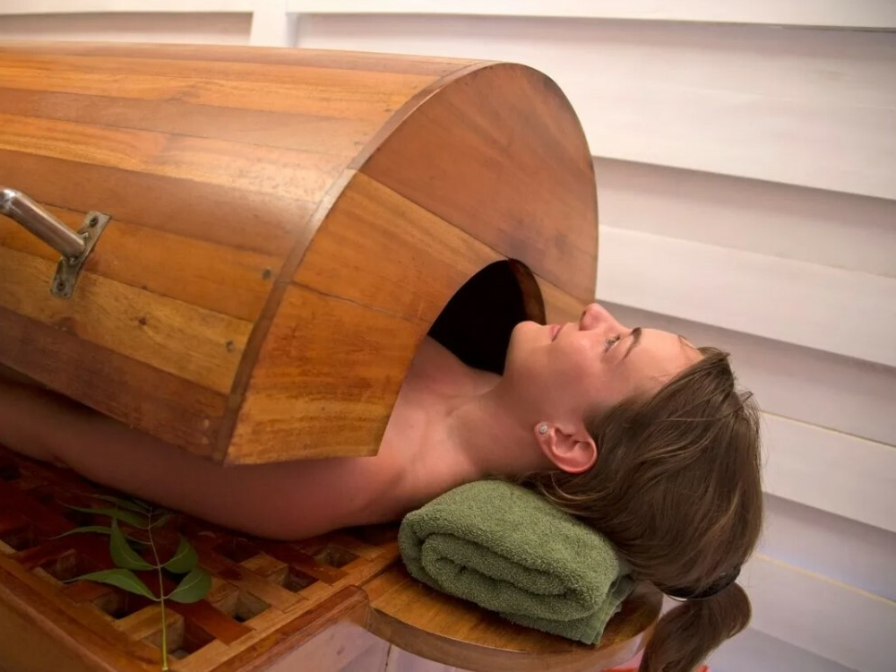 фото парня и девушки на романтическом свидании в публичном месте