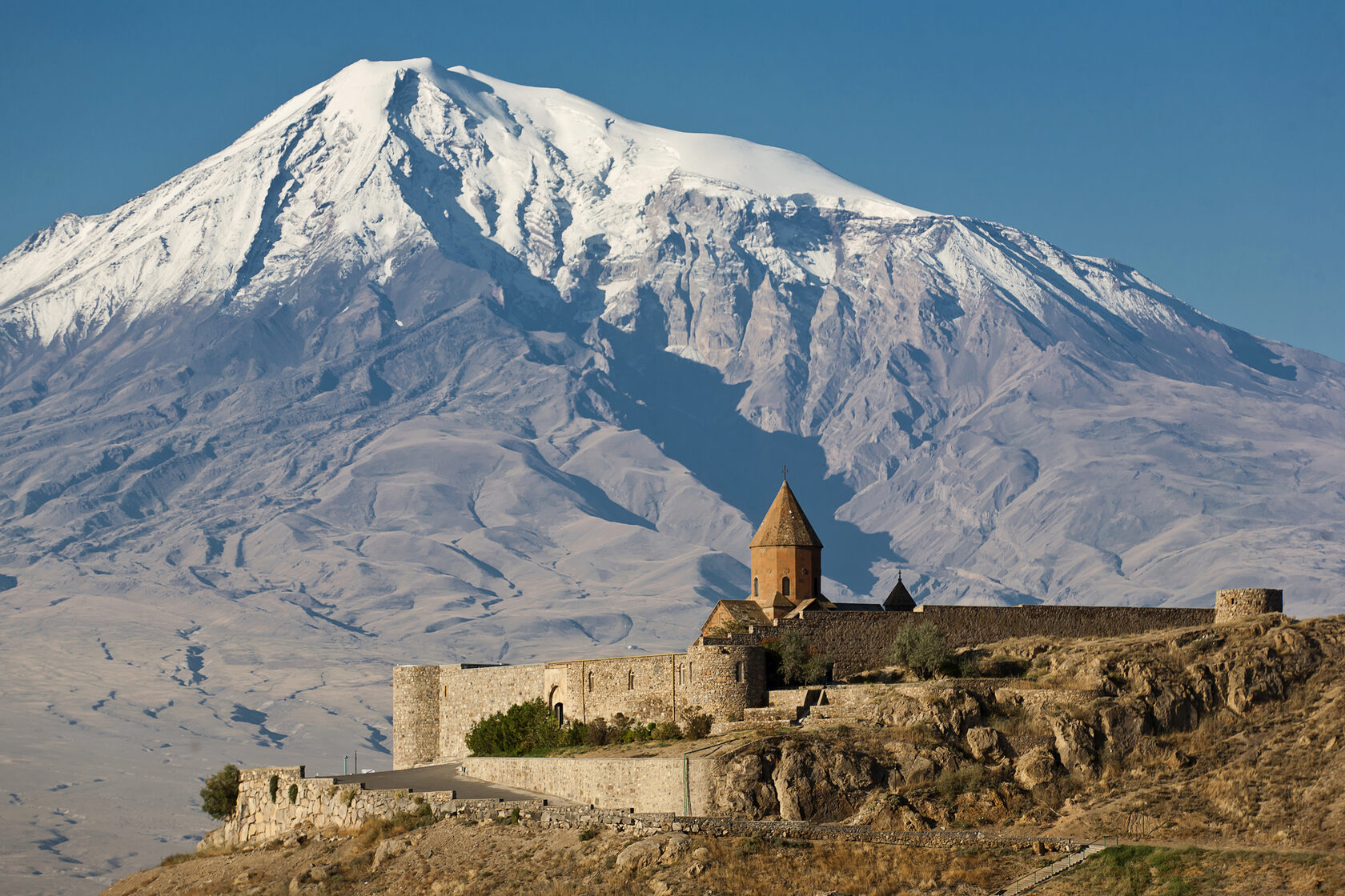 Храм хор Вирап на фоне горы Арарат.