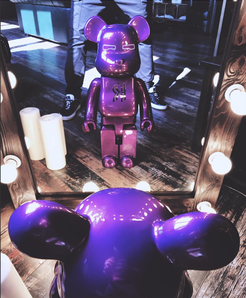 Обои bearbrick на стену