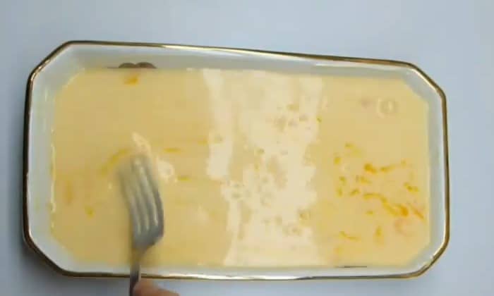 Приготовление пышного омлета с творогом в духовке: шаг 3