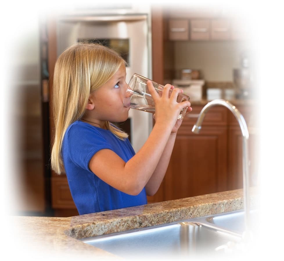 Мама налей воды. Пить чистую воду. Ребенок пьет воду. Дом на воде. Чистая вода в доме.