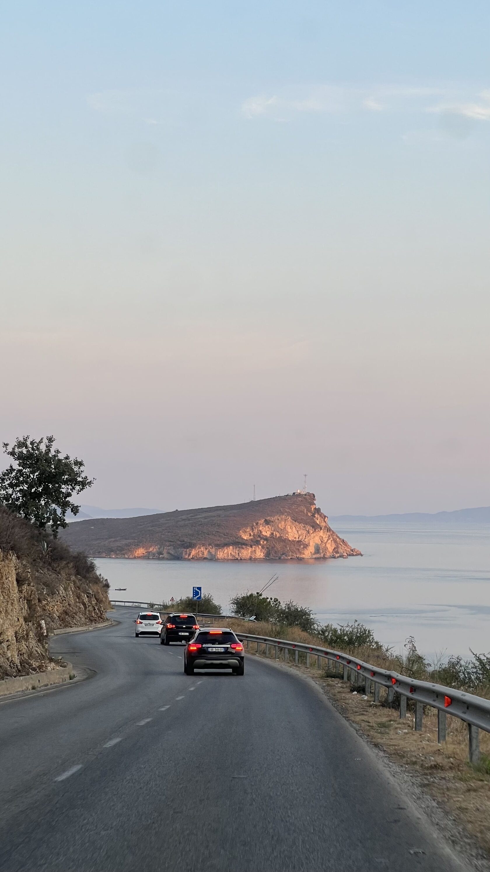 Дорога вдоль моря на закате