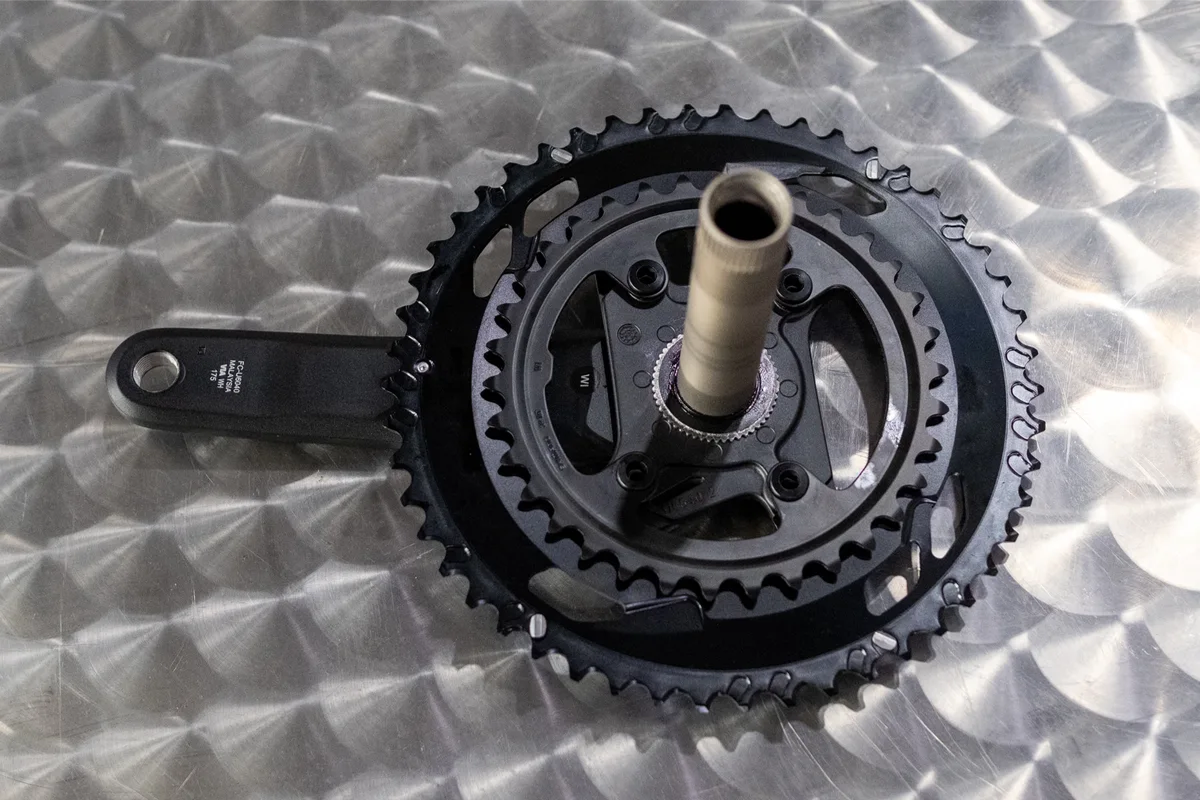 Трансмиссия Shimano CUES под руль-баран. Источник фото https://bikerumor.com