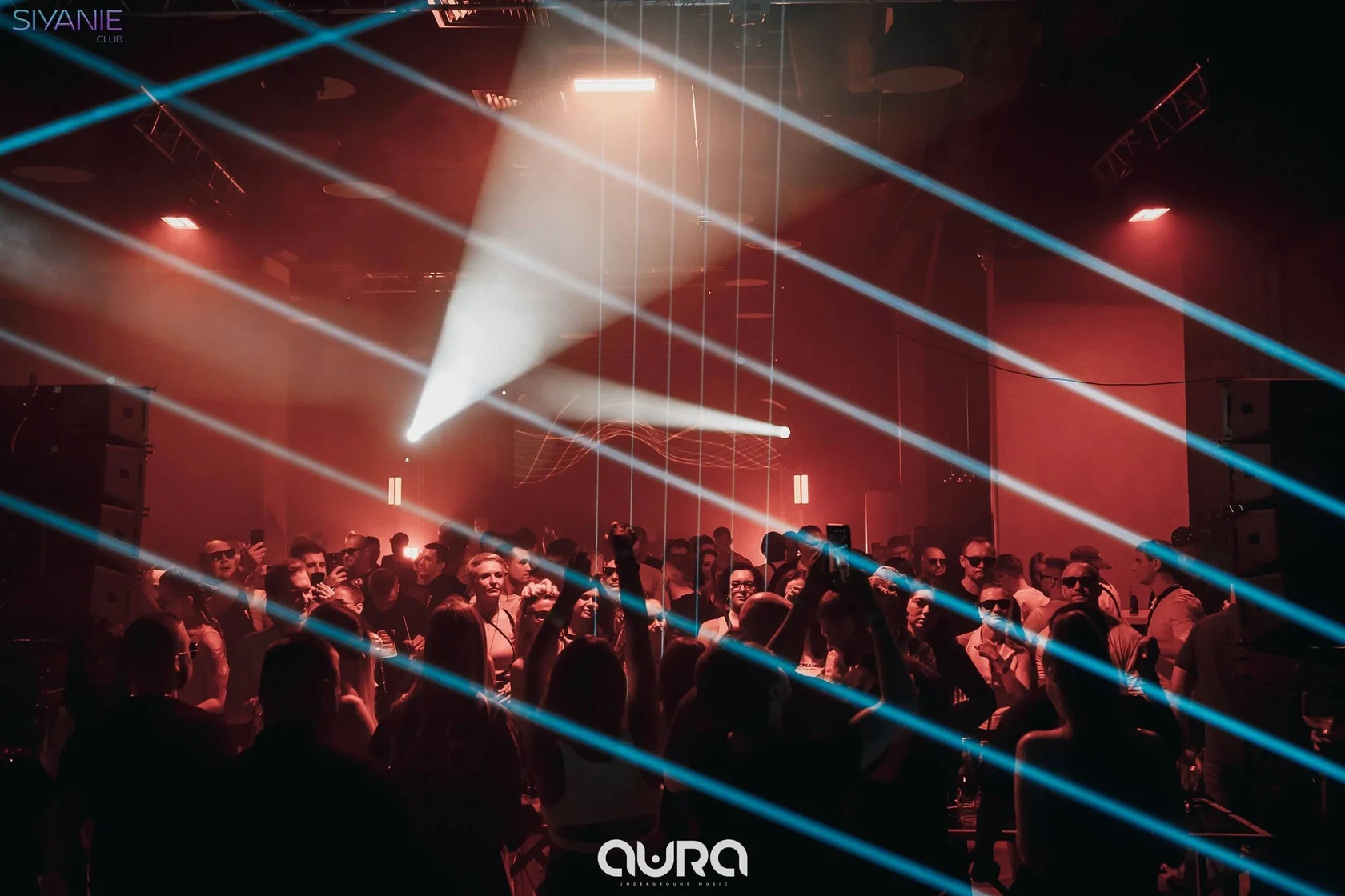 Aura: общий план зала и атмосфера мероприятия.