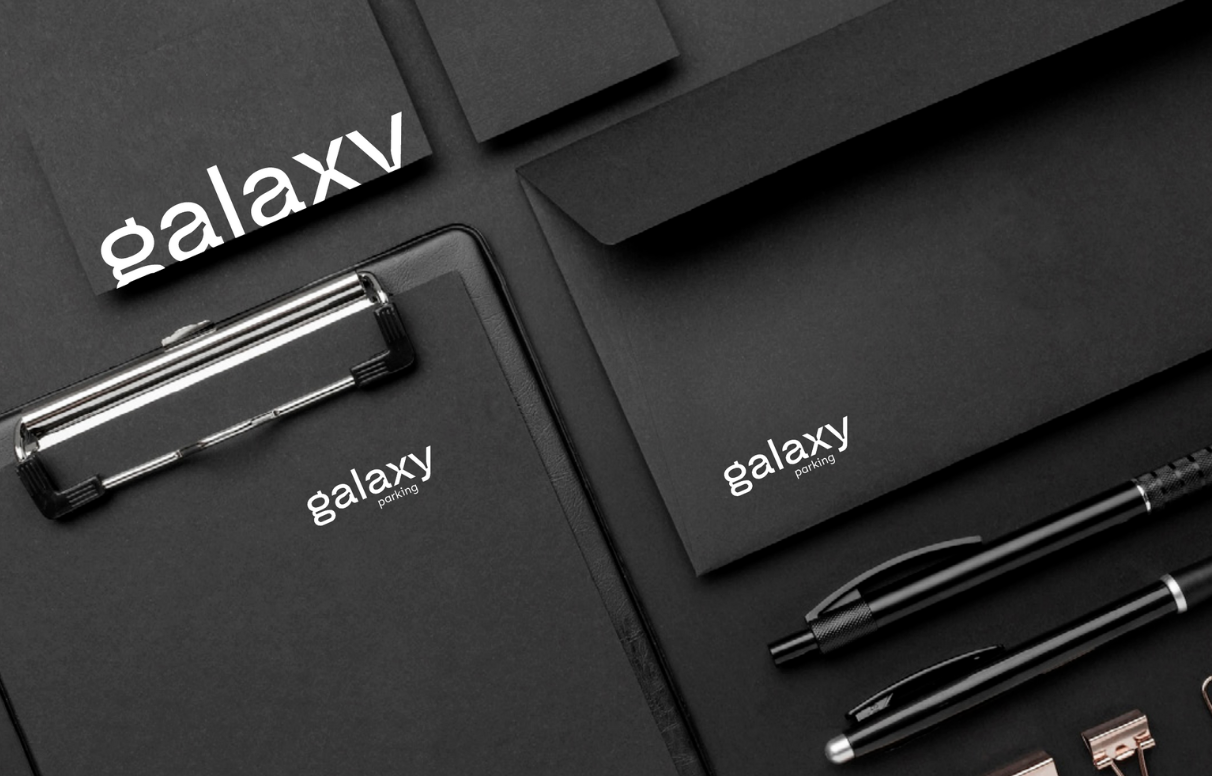 Фирменный стиль Galaxy Parking: белый шрифтовой логотип на чёрных деловых носителях
