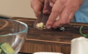 Приготовление салата из битых огурцов по рецепту Ивлева: шаг 6