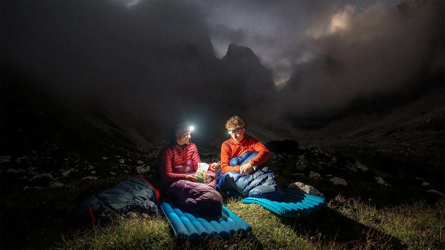 Туристы в горах в спальных мешках