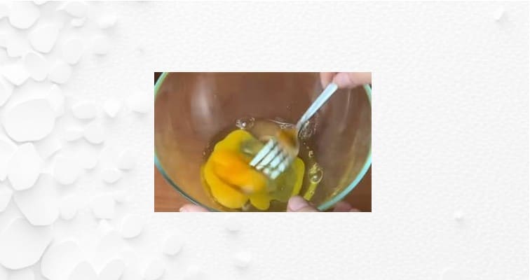 Приготовление омлета с кабачком и сыром на сковороде: шаг 3