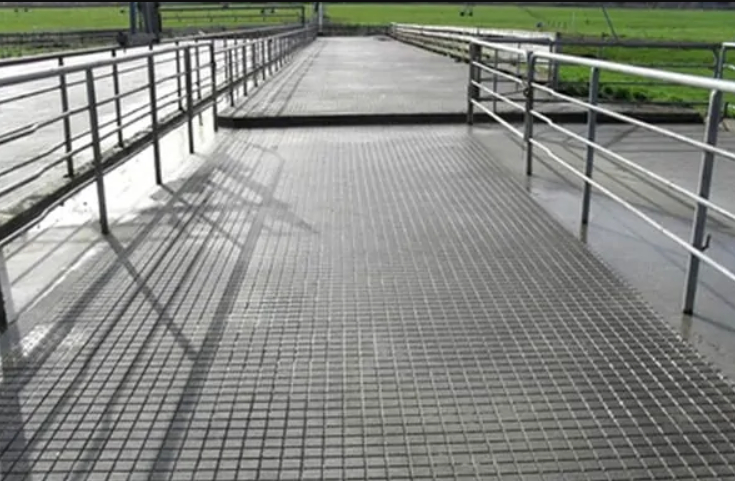 Нарезка швов в бетоне в коровнике на ферме.