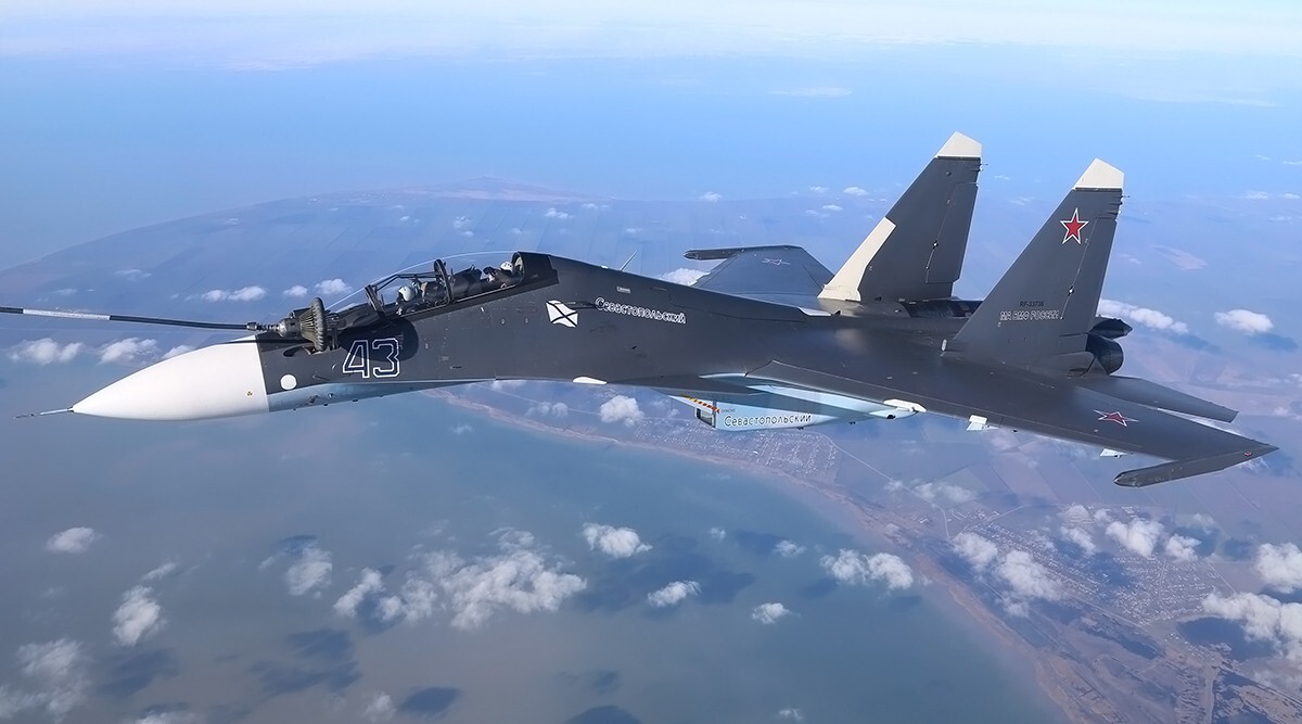 Истребитель Су-30СМ2 и противолодочный вертолёт Ка-27М морской авиации России.