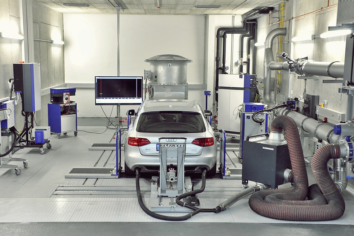 Новое оборудование для процесса. Испытательная лаборатория автомобилей. Участок диагностирования автомобилей. Оборудование для испытания авто. Диагностическая станция автомобиля.
