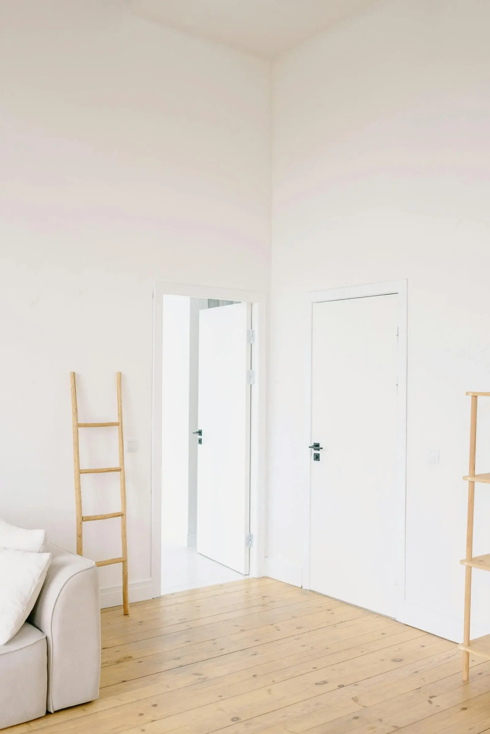 Светлый интерьер с межкомнатной дверью