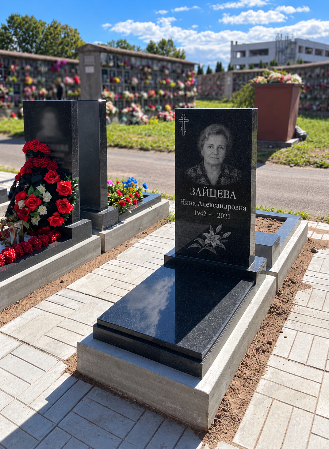 Прямой памятник с закрытым надгробием после установки на участке. Имена, даты и портреты изменены.