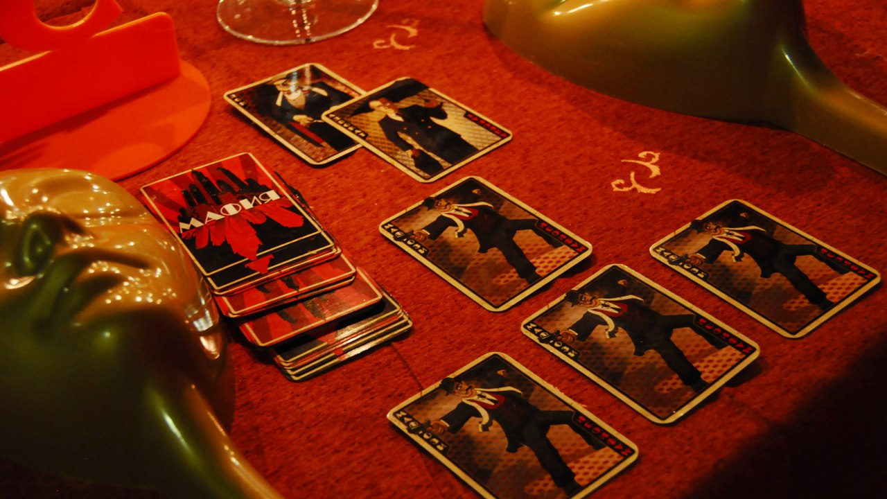 фото парня и девушки на романтическом свидании в публичном месте