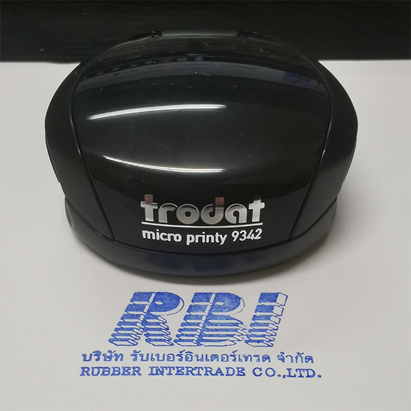 Подробный логотип, выгравированный лазером, на печати компании