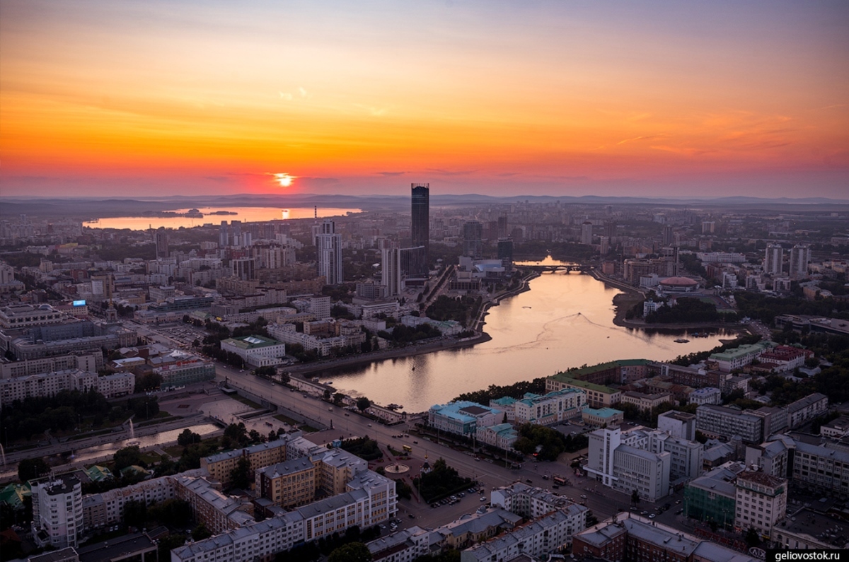 Екатеринбург какой город. Набережная Екатеринбурга с высоты. Обои Екатеринбург самый большой. Екатеринбург фото с надписью города. Фото Екатеринбурга на рассвете с высоты.