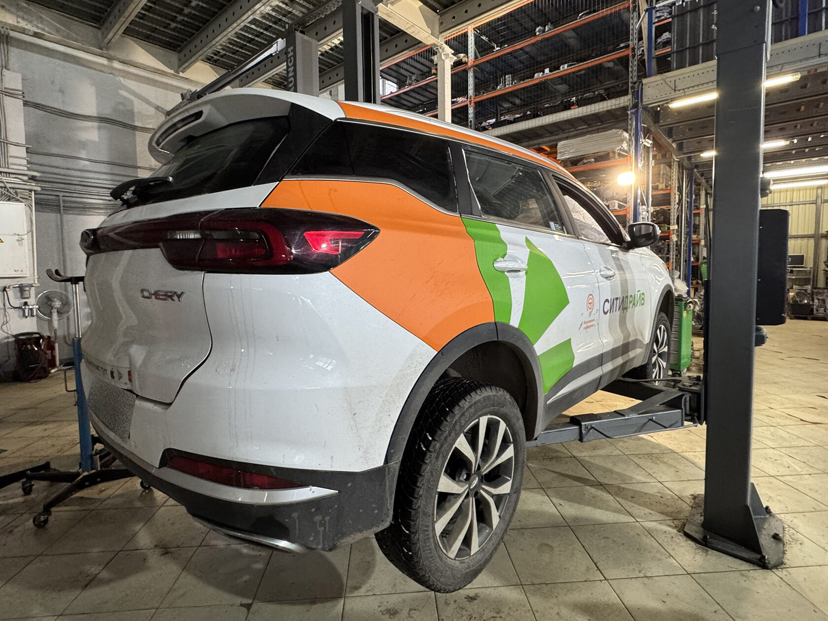 Chery на подъёмнике в цеху ТРПЛАНТ, замена вариатора