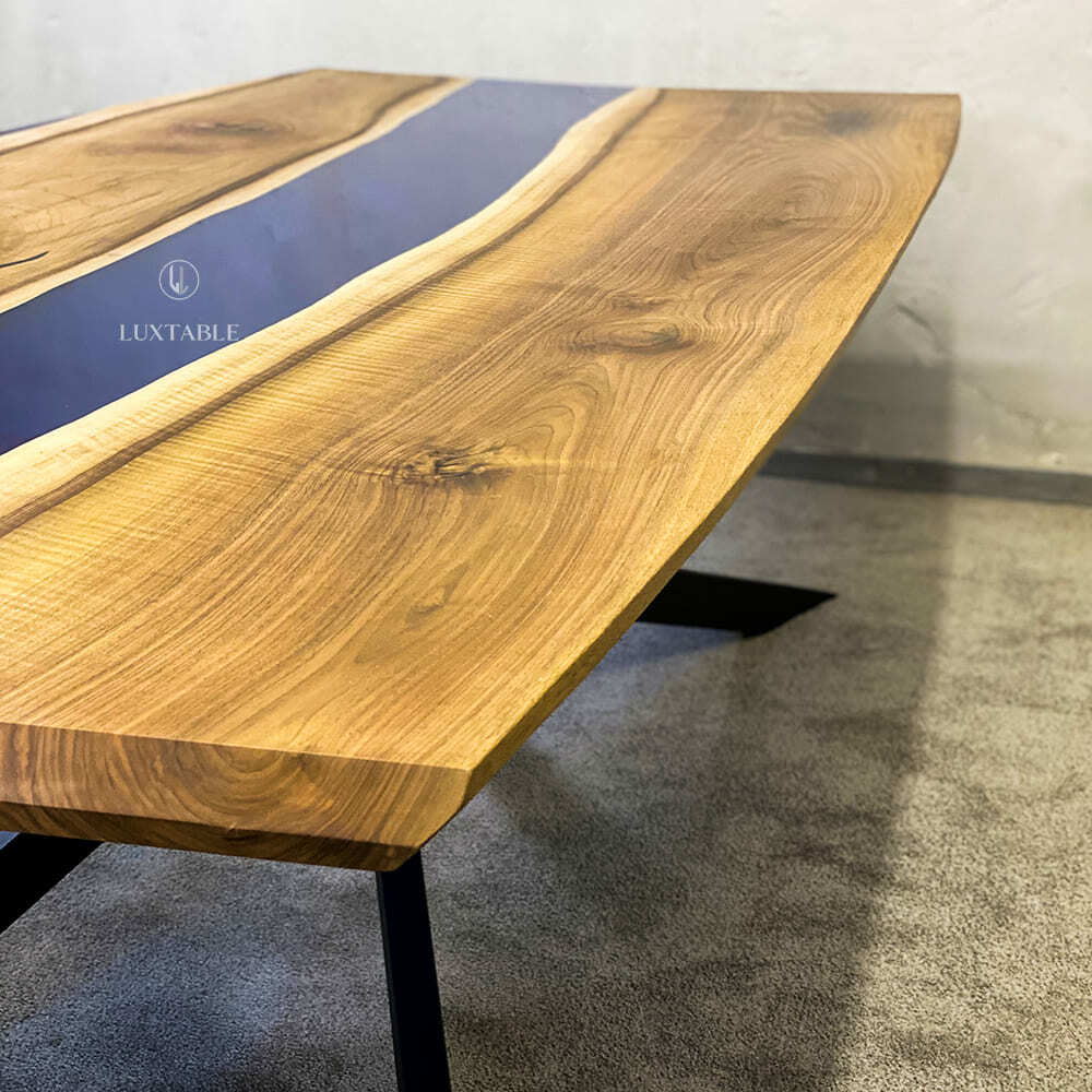 Epoxidharz Tische Alagoas aus europäischem Nussbaum und hellblauem Epoxidharz mit Metallic Effekt