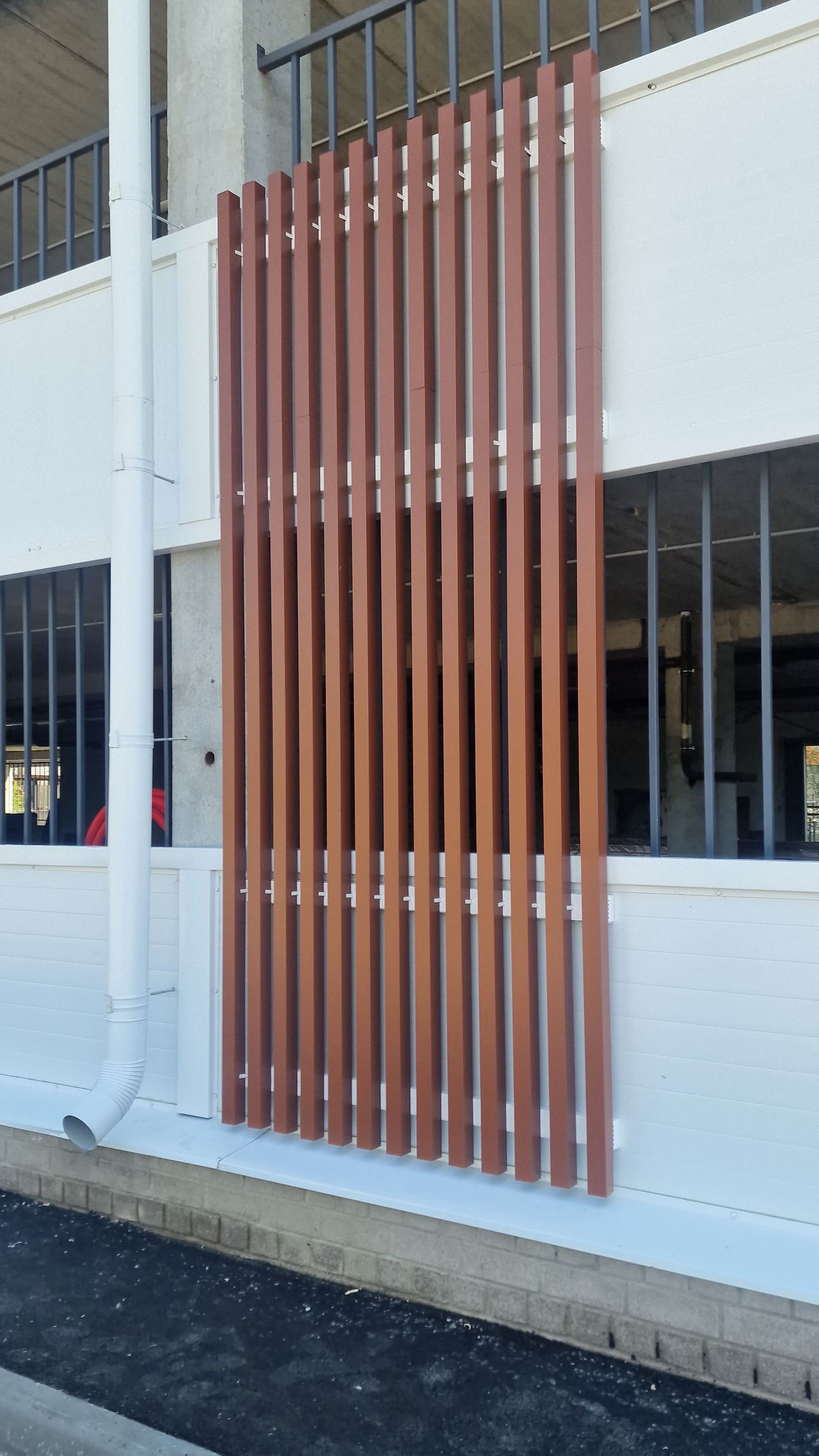 Изготовление и монтаж декоративного бруса из металла на фасад