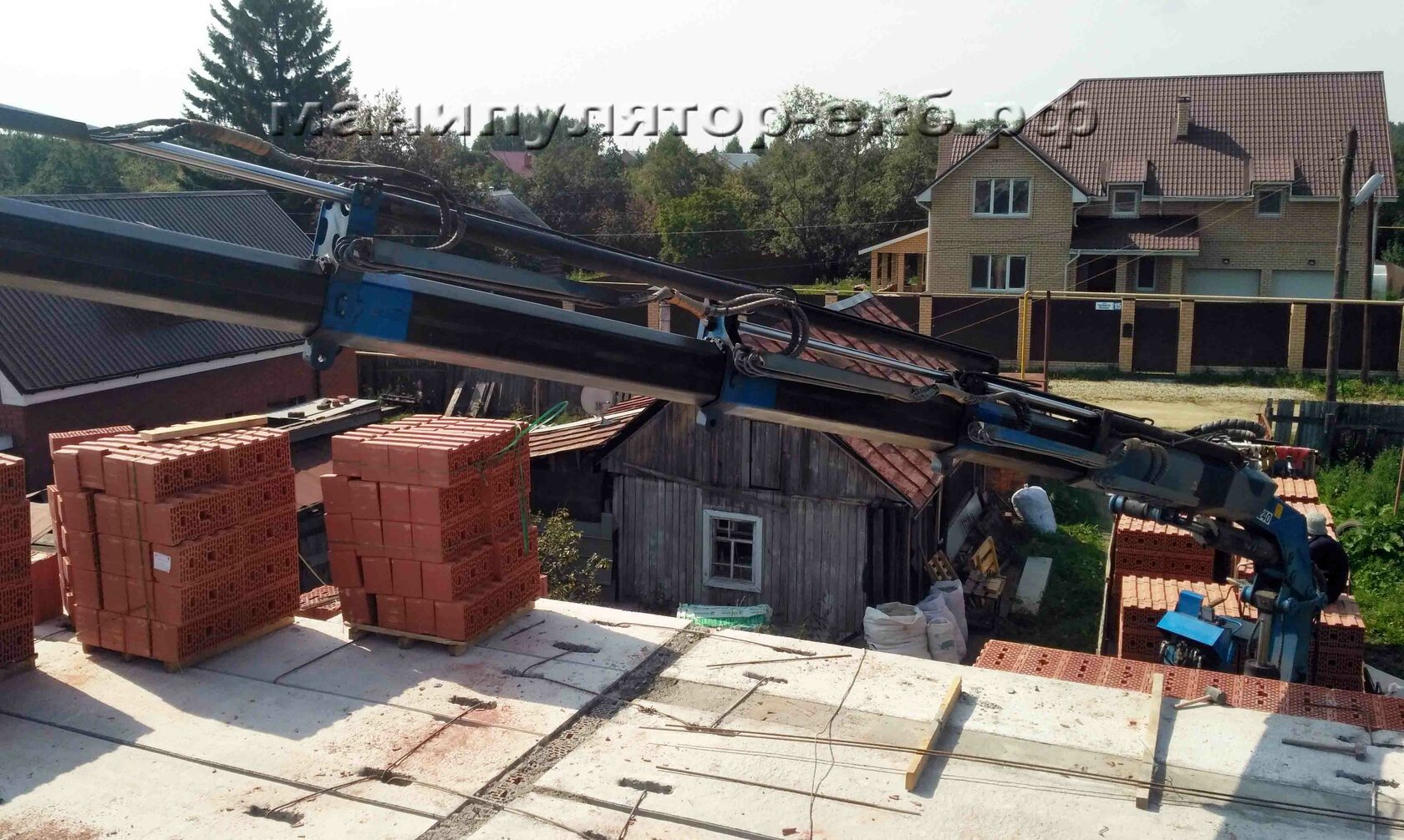 Кран манипулятор на хвосте грузовика