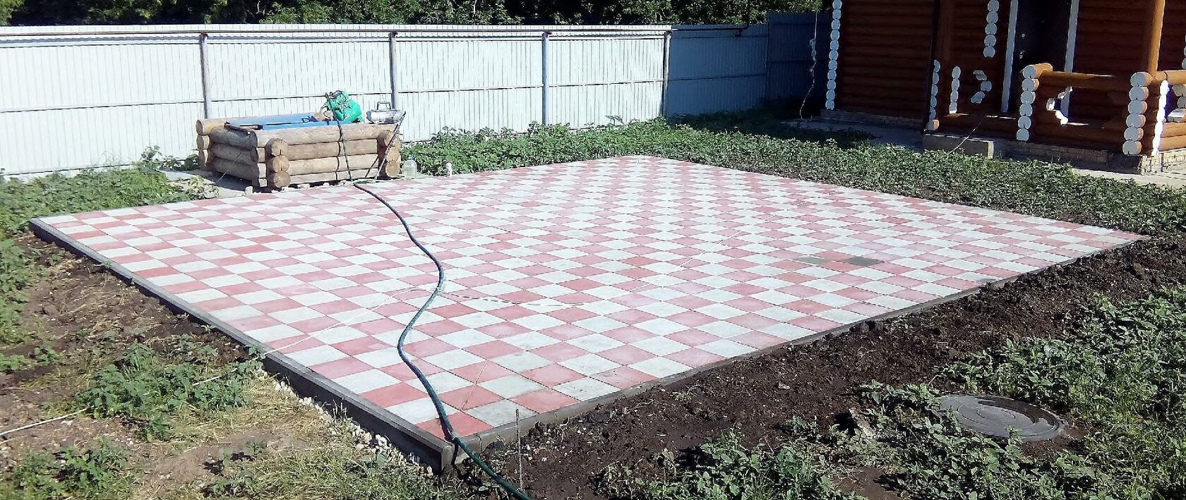 Плитка под каркасный бассейн. Площадка под каркасный бассейн из тротуарной плитки. площадка из тротуарной плитки. площадка из плитки на даче. бетонная площадка под бассейн.