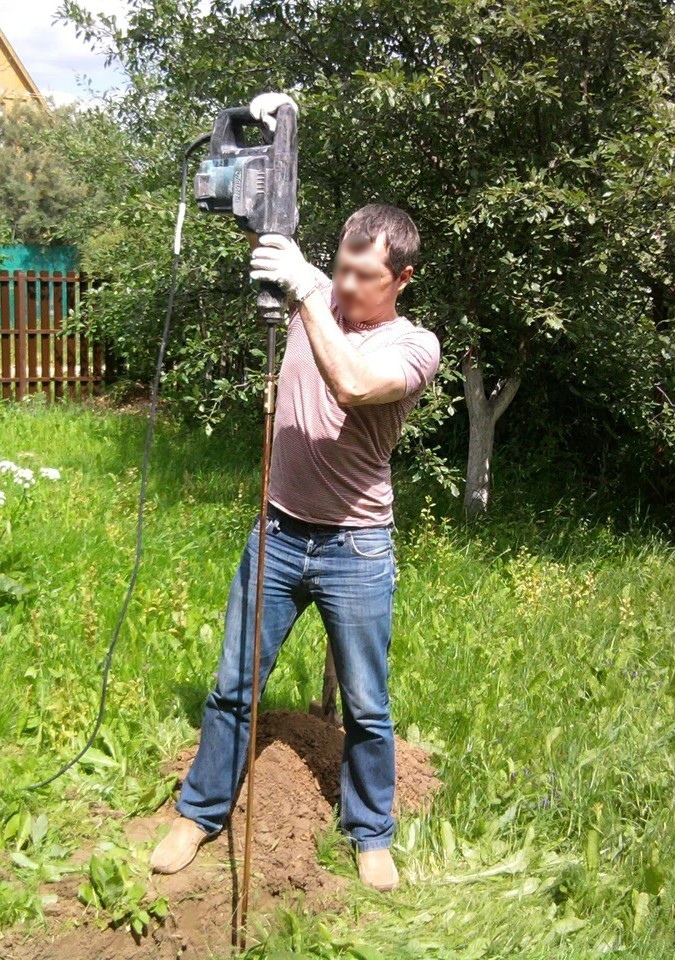 Монтаж модульно-штыревого заземления: забивка омеднённого электрода перфоратором