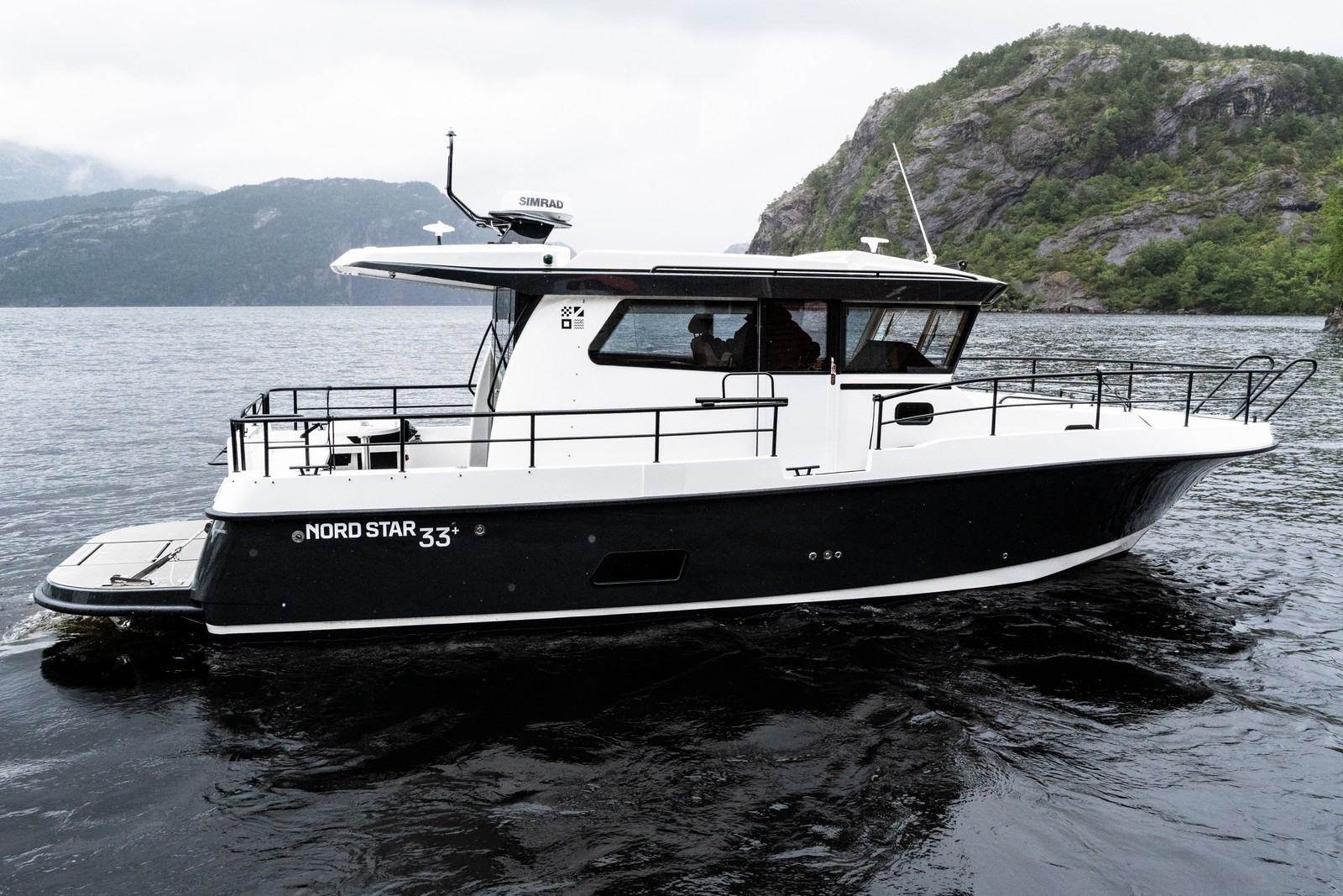 Nord Star 33+ кокпит с диваном и рундуками на корме