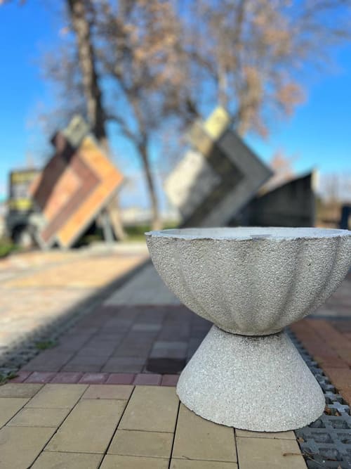 Ваза на конусообразной ношке с круглой чашей вверху, под клумбу