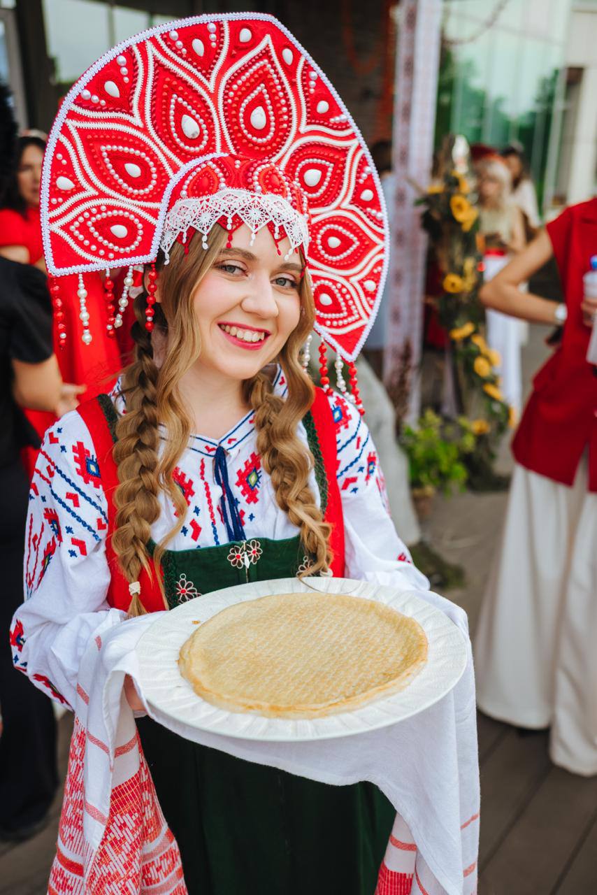 Девушка в кокошнике с блинами