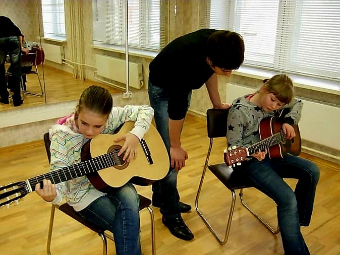 Уроки игры на гитаре в Центре Ломоносовец.